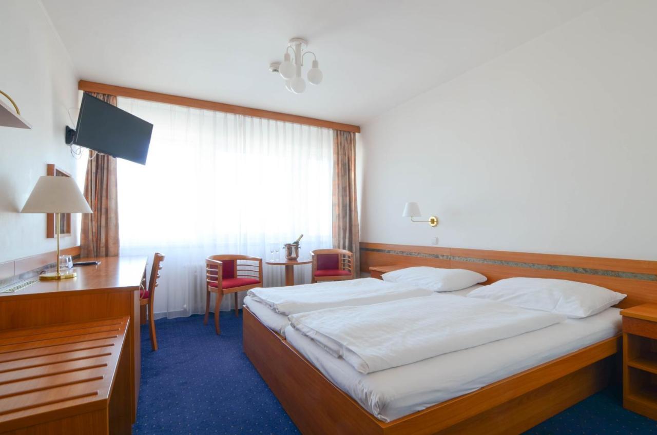 Hotel Ilf براغ المظهر الخارجي الصورة