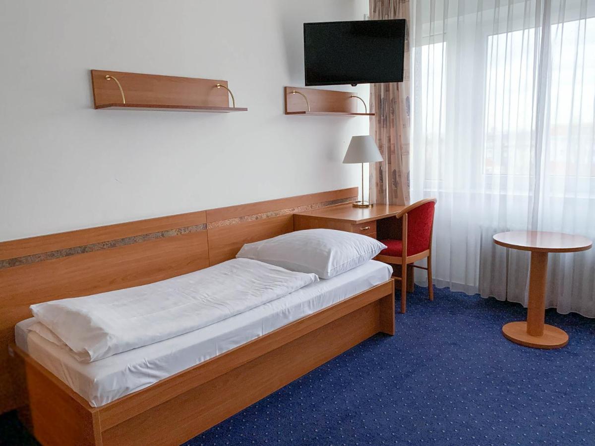 Hotel Ilf براغ المظهر الخارجي الصورة