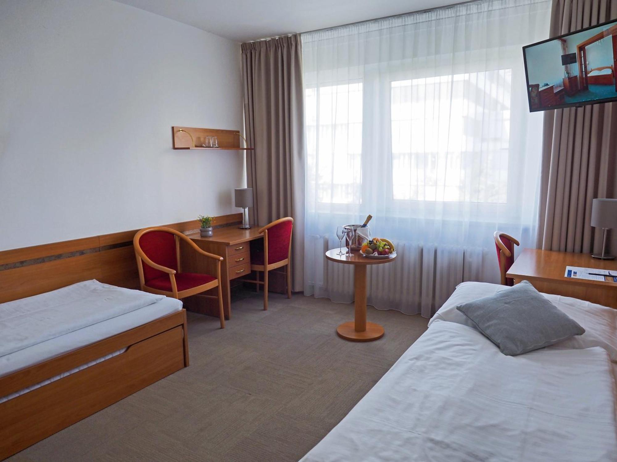Hotel Ilf براغ المظهر الخارجي الصورة