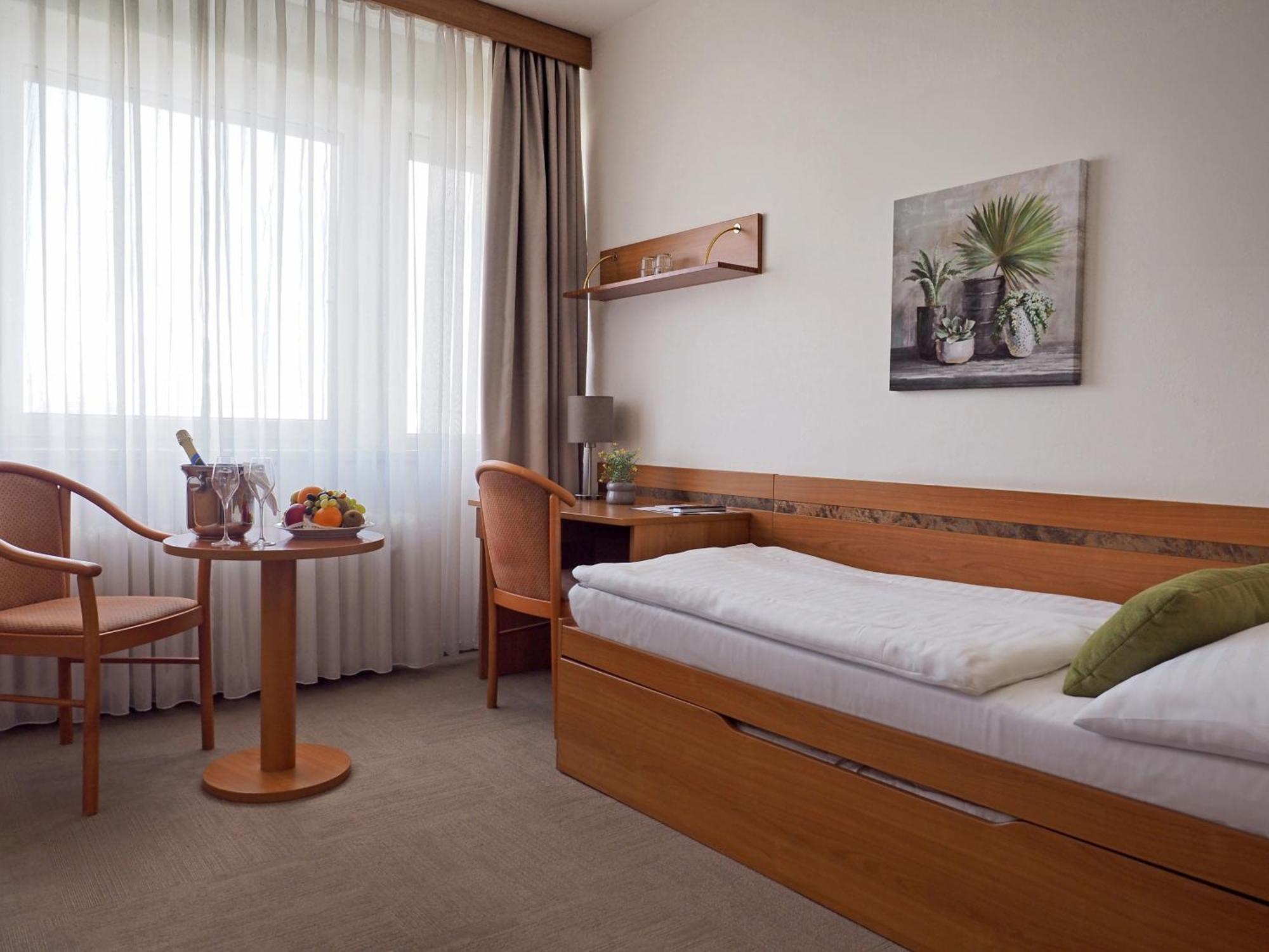 Hotel Ilf براغ المظهر الخارجي الصورة