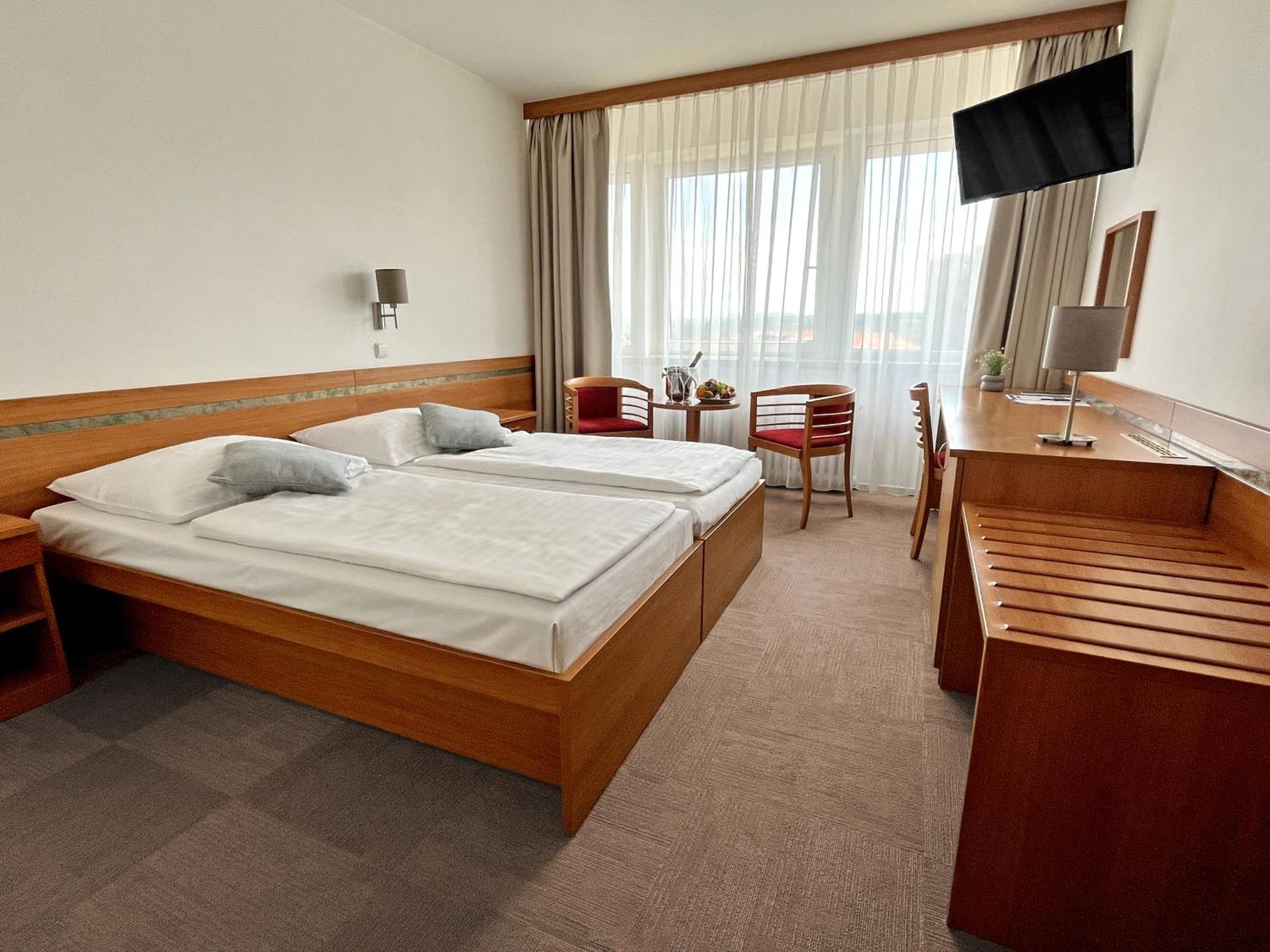 Hotel Ilf براغ المظهر الخارجي الصورة